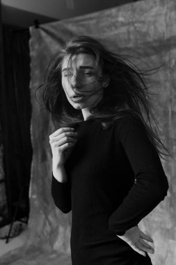 Tuvalin arka planında elbise giymiş güzel bir kadın. Resim.