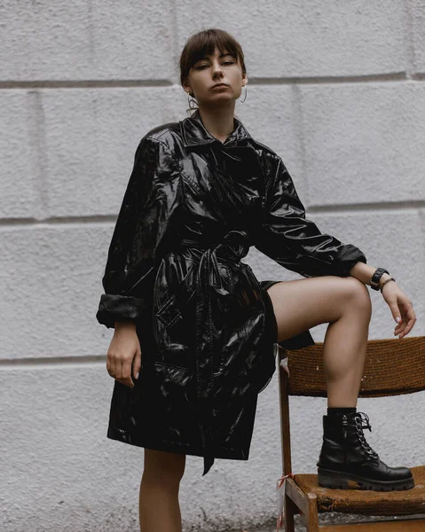 Menina Elegante Manto Preto Vestido Fundo Uma Parede Cinza — Fotografia de Stock