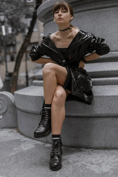 Menina Elegante Manto Preto Vestido Fundo Uma Parede Cinza — Fotografia de Stock