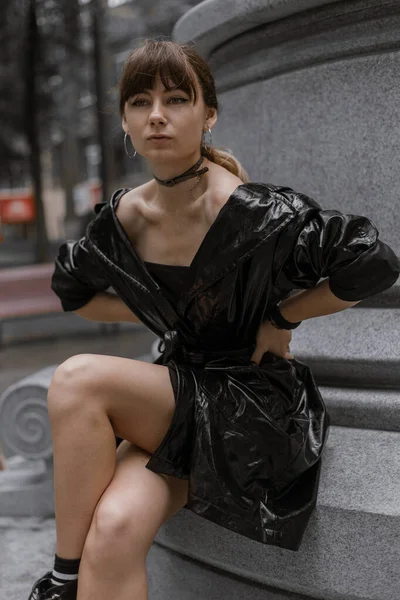 Menina Elegante Manto Preto Vestido Fundo Uma Parede Cinza — Fotografia de Stock