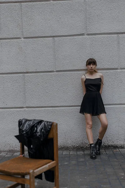 Menina Elegante Manto Preto Vestido Fundo Uma Parede Cinza — Fotografia de Stock