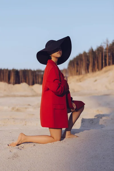 Elegante Chica Con Ropa Moda Atardecer Naturaleza Arena Lago Bosque — Foto de Stock