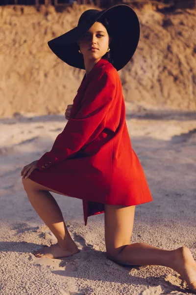 Κομψό Κορίτσι Μοντέρνα Ρούχα Στο Ηλιοβασίλεμα Στη Φύση Άμμος Λίμνη — Φωτογραφία Αρχείου