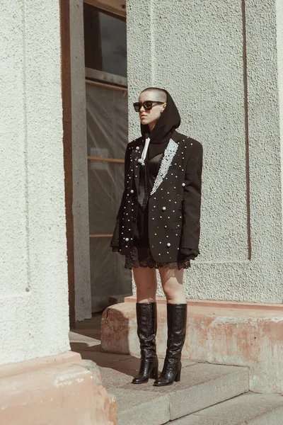 Chica Con Estilo Con Pelo Corto Una Chaqueta Calle — Foto de Stock