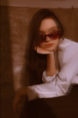 Arkaplanda pigmentli derisi olan kadınsı ve güzel bir kız. Resim.