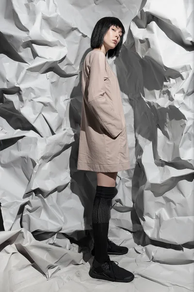 Menina Moda Roupas Minimalistas Elegantes Fundo Abstrato — Fotografia de Stock