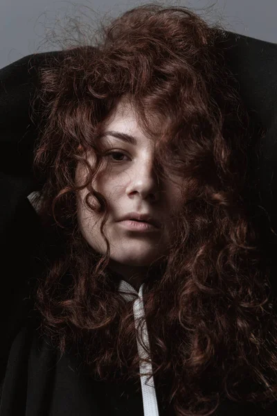 Portrét Krásné Kudrnaté Vlasy Dívka Zrzky Šedém Pozadí — Stock fotografie
