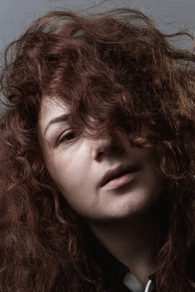 Portrét Krásné Kudrnaté Vlasy Dívka Zrzky Šedém Pozadí — Stock fotografie