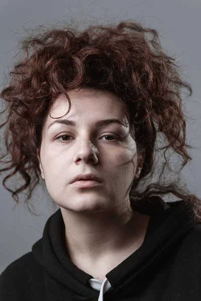 Retrato Una Guapa Chica Pelo Maldito Con Cabezas Rojas Fondo — Foto de Stock