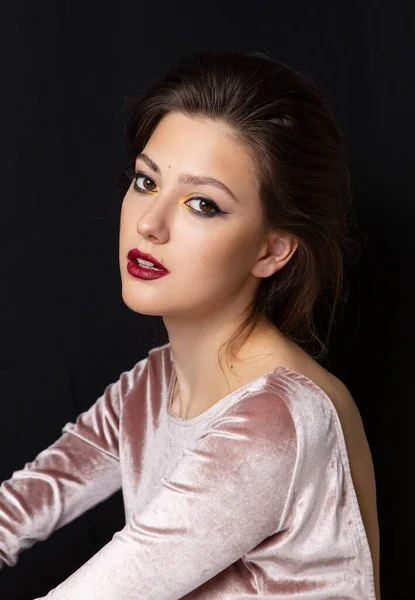 Retrato Belleza Una Chica Con Maquillaje Con Labios Rojos — Foto de Stock