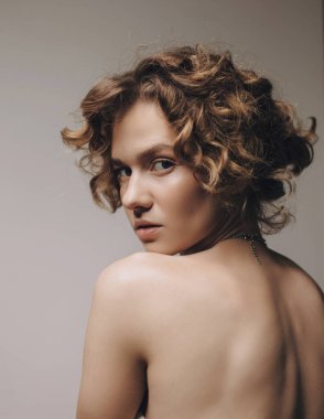 Makyajlı ve saç stili olan güzel bir kızın güzel portreleri.