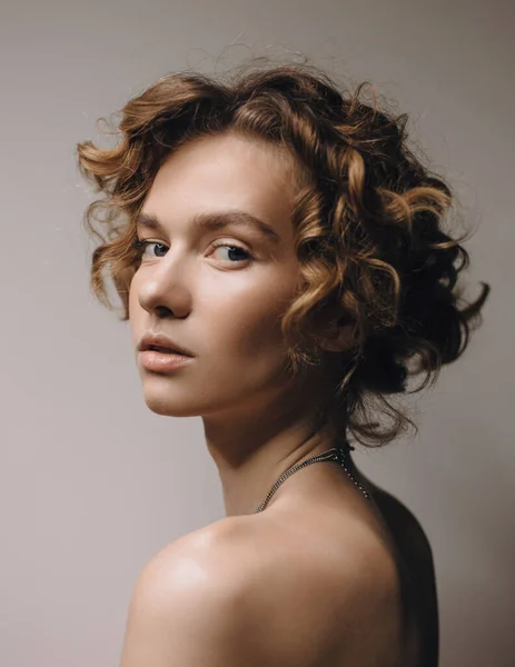 Retratos Belleza Una Hermosa Chica Con Maquillaje Peinado —  Fotos de Stock