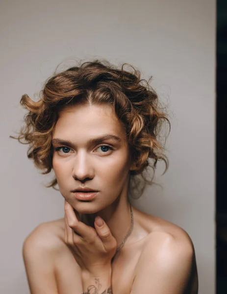 Makyajlı Saç Stili Olan Güzel Bir Kızın Güzel Portreleri — Stok fotoğraf