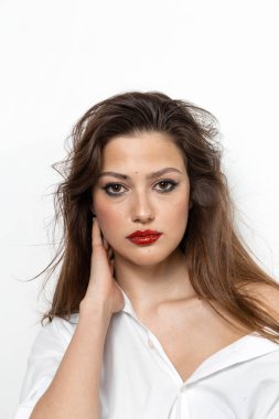 Kırmızı dudaklı bir kızın güzel portresi.