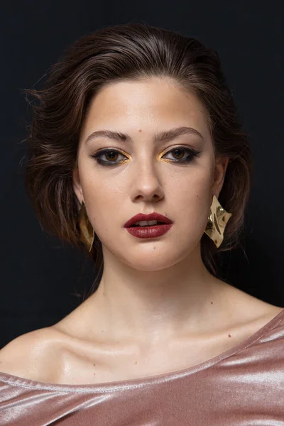 Retrato Belleza Una Chica Con Maquillaje Con Labios Rojos — Foto de Stock