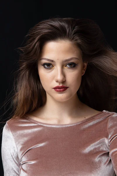 Retrato Belleza Una Chica Con Maquillaje Con Labios Rojos — Foto de Stock