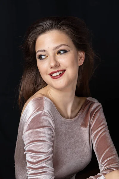 Retrato Belleza Una Chica Con Maquillaje Con Labios Rojos — Foto de Stock