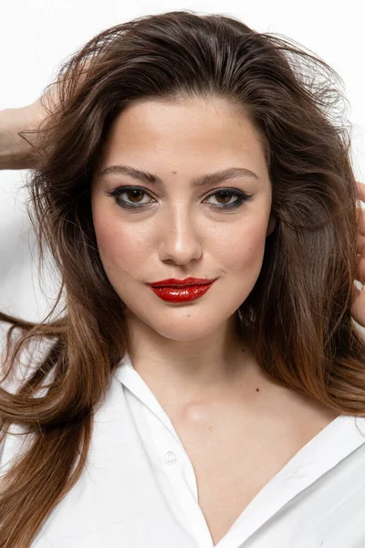 Retrato Belleza Una Chica Con Maquillaje Con Labios Rojos — Foto de Stock