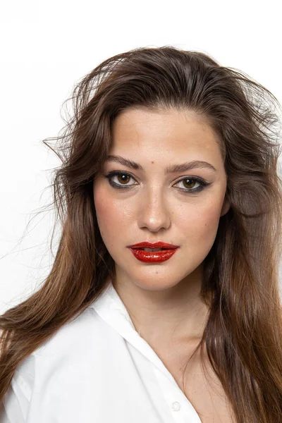 Retrato Belleza Una Chica Con Maquillaje Con Labios Rojos —  Fotos de Stock