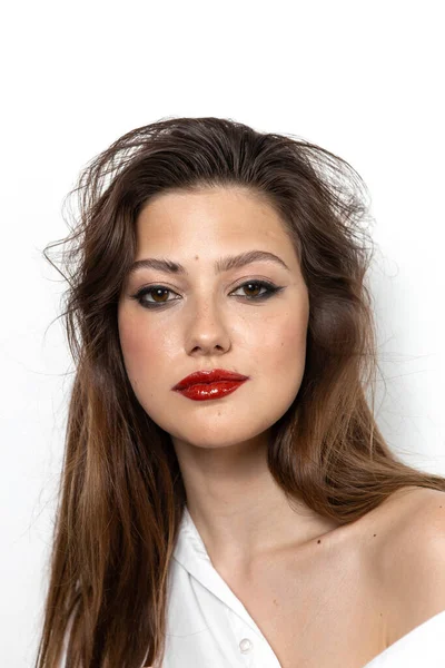 Skönhetsporträtt Flicka Med Makeup Med Röda Läppar — Stockfoto