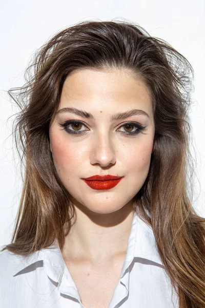 Retrato Belleza Una Chica Con Maquillaje Con Labios Rojos —  Fotos de Stock