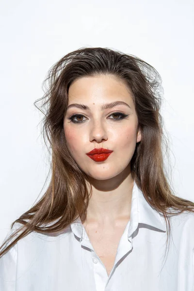 Retrato Belleza Una Chica Con Maquillaje Con Labios Rojos —  Fotos de Stock