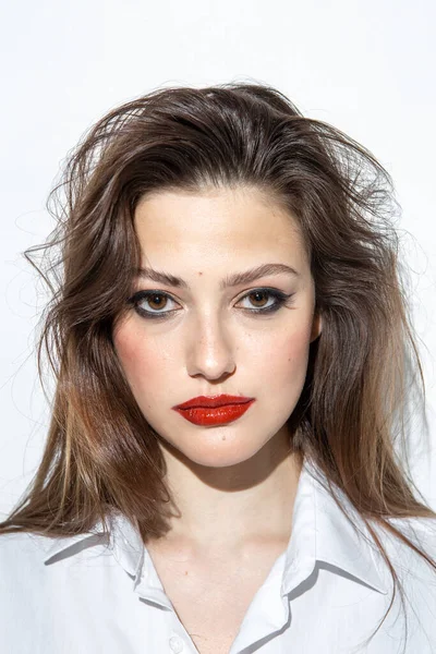 Retrato Belleza Una Chica Con Maquillaje Con Labios Rojos —  Fotos de Stock