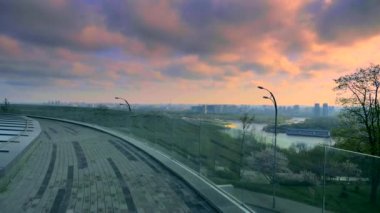 Cam Teras. Cityscape Tepesi'nden görünümü. Kentsel peyzaj gündoğumu bitti şehir binaları nehir kıyısında. Ukrayna Kiev. Dnipro Nehri'nin