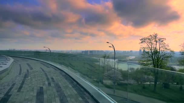玻璃露台 从山上看城市景观 城市风景日出在城市大厦在河岸 乌克兰基辅 Dnipro — 图库视频影像