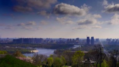 Mavi gökyüzü beyaz bulutlar üzerinde şehir. Bahar Park ağaçlar. Manzara Cityscape. Görünüm üzerinde Dnipro Nehri'nin sol yakasında. Kiev Ukrayna Nisan 2018