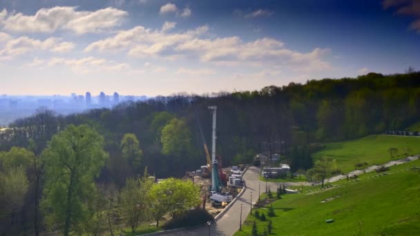 Újjáépítés Parkban Építőipari Gépek Építkezésen Kék Fehér Felhők Felett Város — Stock videók