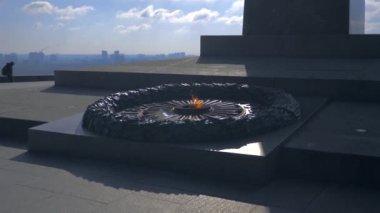 Meçhul asker anıtı ebedi ateşe. Çiçek mavi gökyüzü beyaz bulutlar. Ukrayna Kiev 20 Nisan 2018