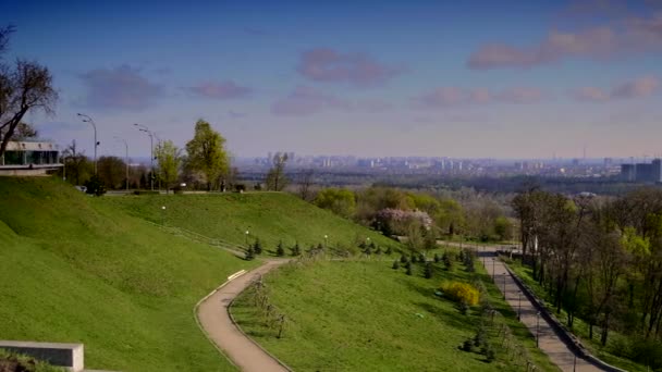 Blue Sky Vita Moln Över Staden Spring Park Träd Landskap — Stockvideo