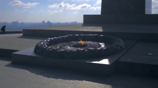 無名戦士の記念碑に永遠の火 花青い空白い雲 ウクライナ キエフ 2018 — ストック動画