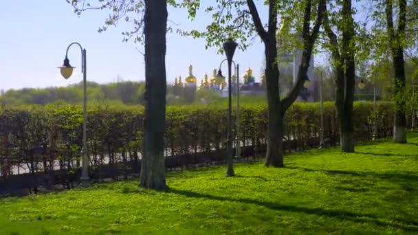 Камера Движется Тропе Городском Парке Памятник Обелиску Солнечный День Голубое — стоковое видео