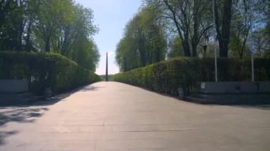 Meçhul asker anıtı. Dünya Savaşı iki Park. Dikilitaş gökyüzü beyaz bulutlar. Ukrayna Kiev 20 Nisan 2018
