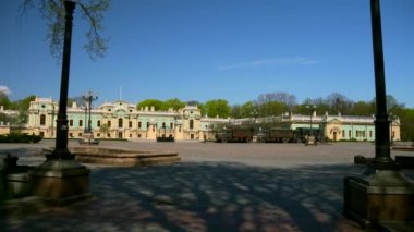 Konstytucii meydanında askeri zırhlı araçlar. Barok saray 18. yüzyıl. Vintage. Mariyinsky Palace Bartolomeo Rastrelli inşa tarafından 1752 tasarlanmış. Kiev Ukrayna 20 Nisan 2018