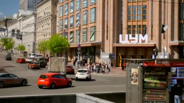 Khreshchatyk'a Caddesi. Kiev Ukrayna 20 Nisan 2018 - oturma yürüyüş insanlar. Araçlar trafik binalar yeşil çim ağaçlar yeşillik. Bahar mevsimi. Parlak güneşli bir günde. Mavi gökyüzü beyaz bulutlar