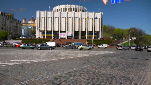 Europeiska Torget Kiev Ukraina April 2018 Flaggor City Trafik Fordon — Stockvideo