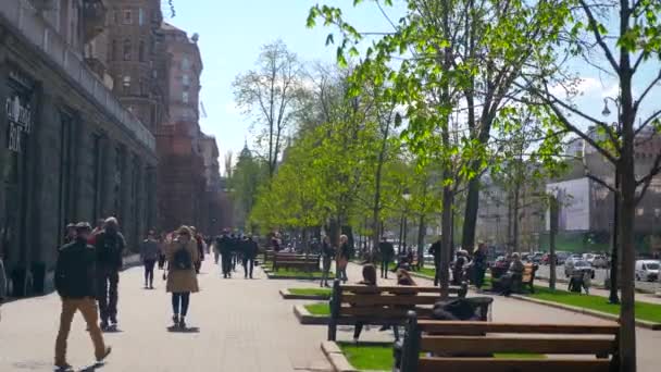 Chresjtsjatyk Street Kiev Oekraïne April 2018 Mensen Lopen Van Vergadering — Stockvideo