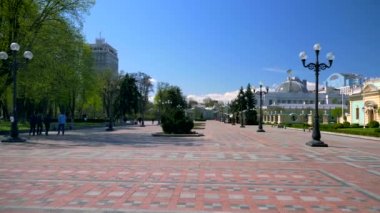  Konstytucii meydanında askeri zırhlı araçlar. Mariyinsky Sarayı. Ukrayna'nın Verkhovna Rada. Ukrayna bayrağı parlamento sallayarak mavi gökyüzü temizleyin. Kiev Ukrayna 20 Nisan 2018