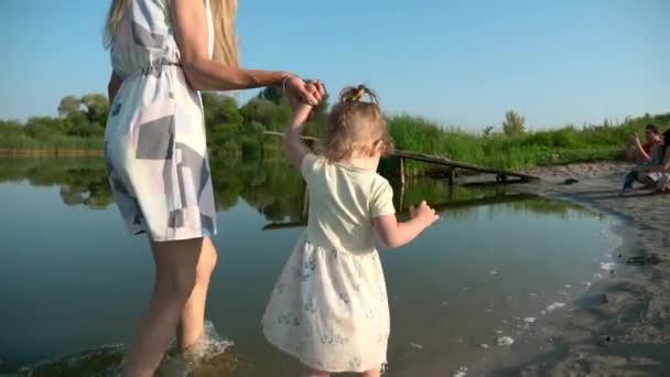 Familie Rusten Buurt Van Rivier Vakantie Vakantie Weekend Lake Ochtend — Stockvideo