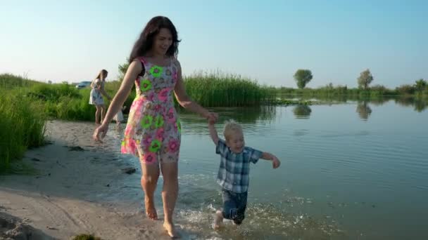 Felice Bambino Gioioso Che Corre Acqua Con Bella Madre Gioca — Video Stock