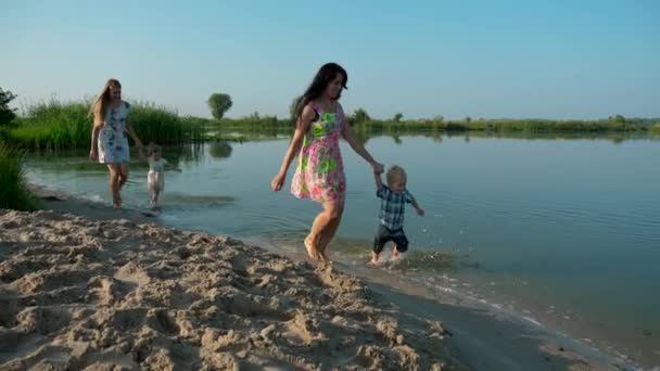 Felices Niños Felices Corriendo Agua Dos Madres Hermosas Jóvenes Divierten — Vídeo de stock