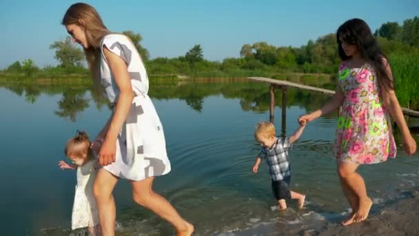 Feliz Crianças Alegres Correndo Água Duas Jovens Mães Bonitas Divertir — Vídeo de Stock