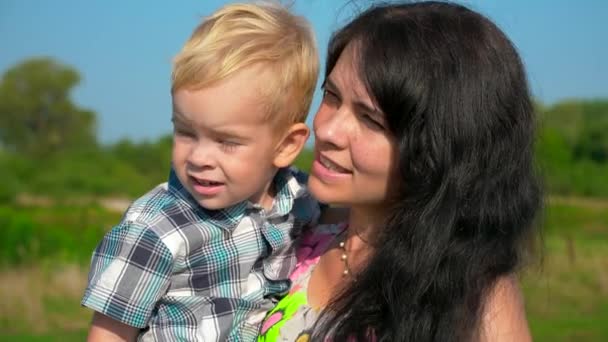 Feliz Jovem Mãe Abraçando Beijando Bonito Criança Segurando Mãos Summer — Vídeo de Stock