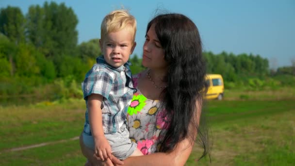 Šťastná Mladá Matka Objímání Líbání Roztomilé Dítě Drží Rukou Letní — Stock video
