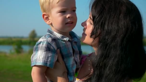 Feliz Madre Joven Abrazando Besando Niño Lindo Sosteniendo Las Manos — Vídeo de stock