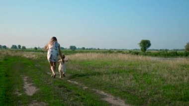 Neşeli genç gökyüzü kadar yükselterek ellerinde tutan çocuk ile oynarken annesi. Yaz nehir Gölü sabah güneşli gün mavi gökyüzü. Ağır çekim 30p 0,5 60 p