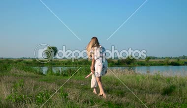 Neşeli genç gökyüzü kadar yükselterek ellerinde tutan çocuk ile oynarken annesi. Yaz nehir Gölü sabah güneşli gün mavi gökyüzü. Ağır çekim 30p 0,5 60 p